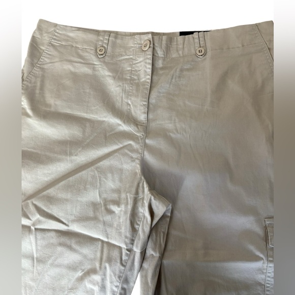 NWT KIM ROGERS KHAKI COMFORT CASUAL CAPRI PANTS. SZ 16 BELT LOOPS AND ZIPPER - Picture 2 of 10